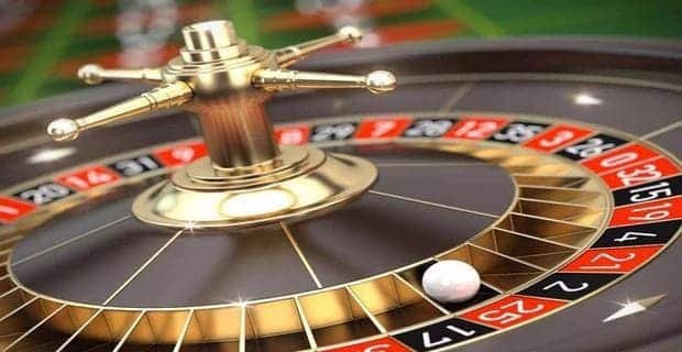 Aksi sepak bola seru di Liga 1 Indonesia dengan stadion penuh penonton